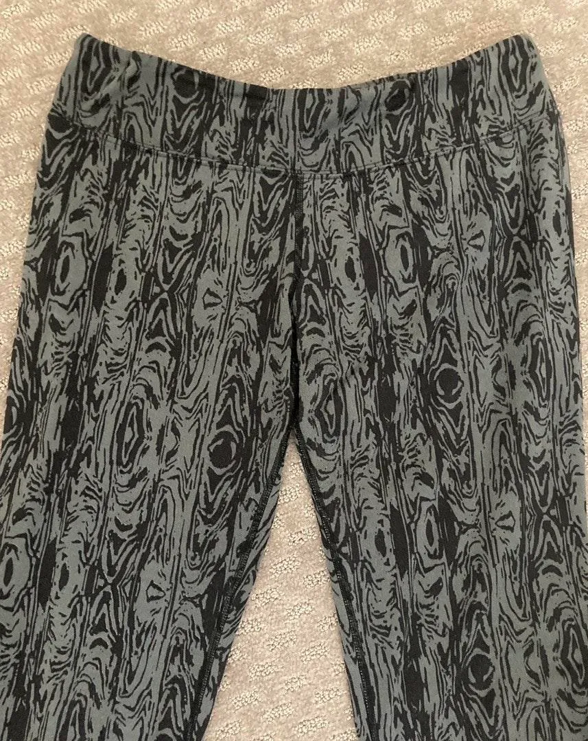 Like new  cropped leggings. Sz small - Image 2