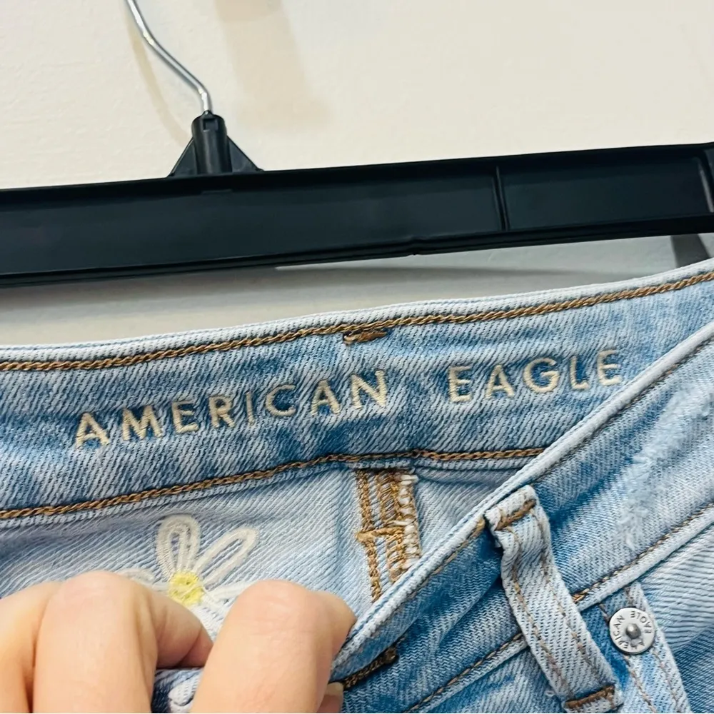 American Eagle light Wash denim high waisted floral embroidered mom shorts sz 2 - Image 2