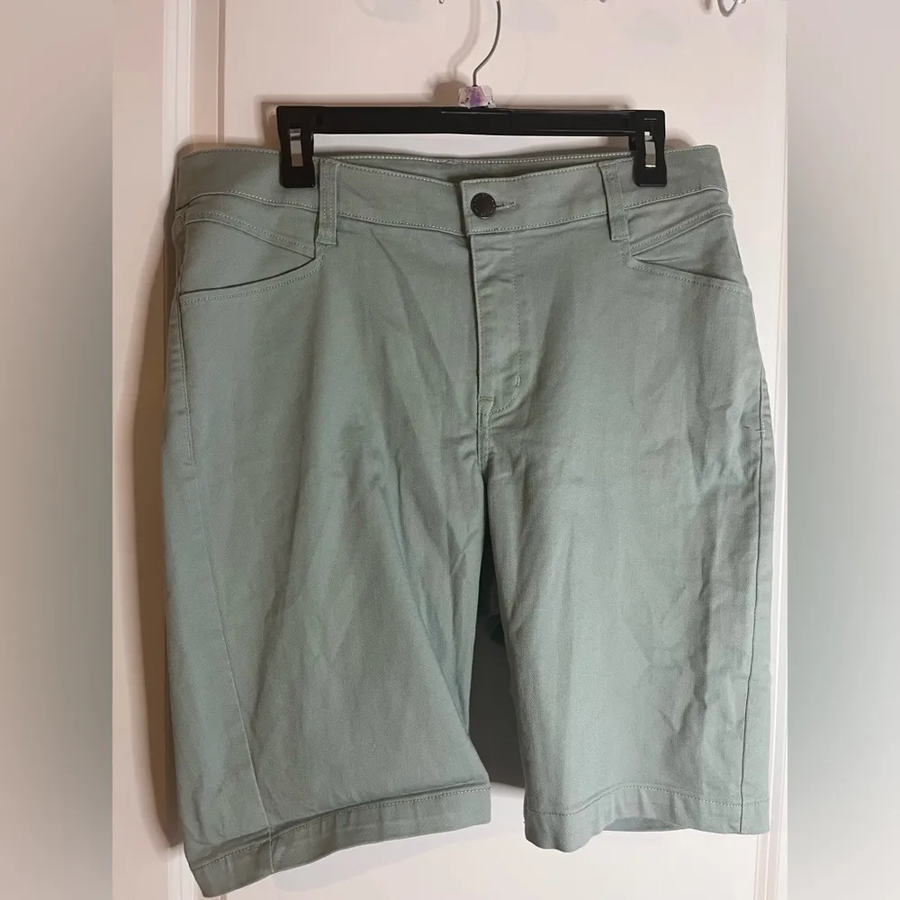 Lane Bryant Sage Green Casual High Rise Flex WaistBand Capri Shorts Pockets 16 - Image 2