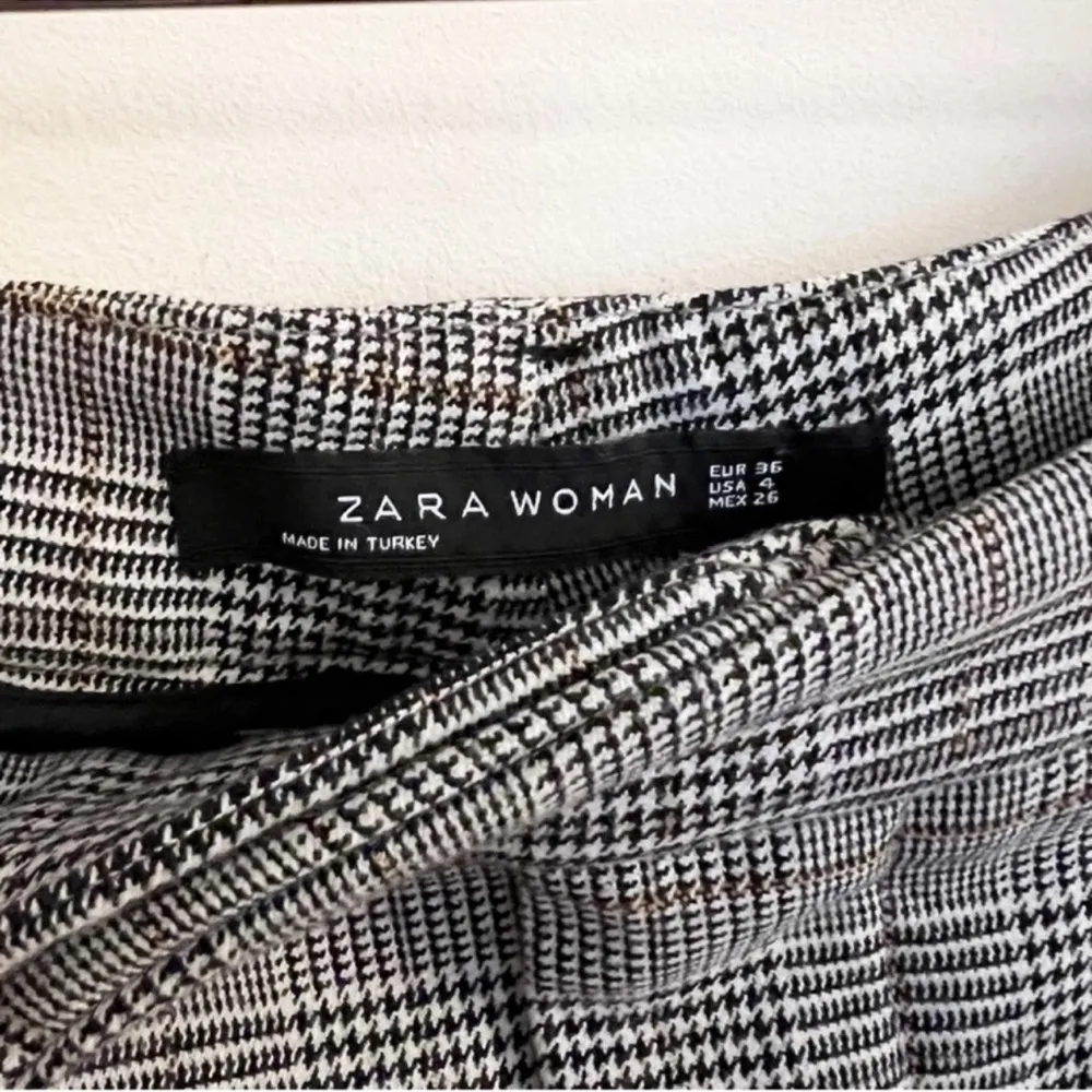 Zara Woman Plaid Dress Pants Cuffed Hem Size 4 Gray Faux Pockets Cropped Fit - Image 4