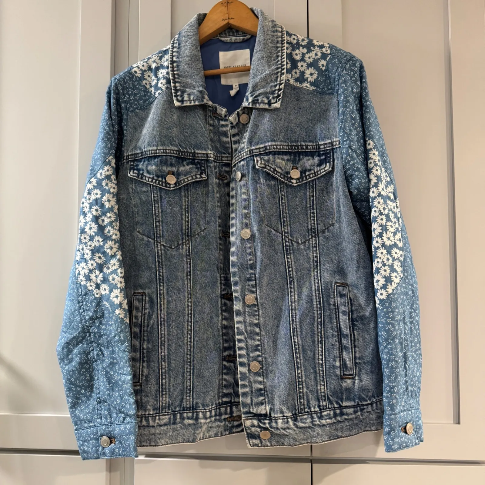 Avec Les Filles Women's Lightweight Denim Floral Patchwork Jean Jacket Medium - Image 1