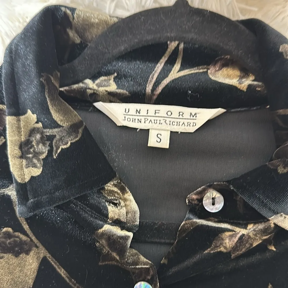 Uniform John Paul Richard Womens Button Up Shirt Floral crushed Velvet Black - Image 4