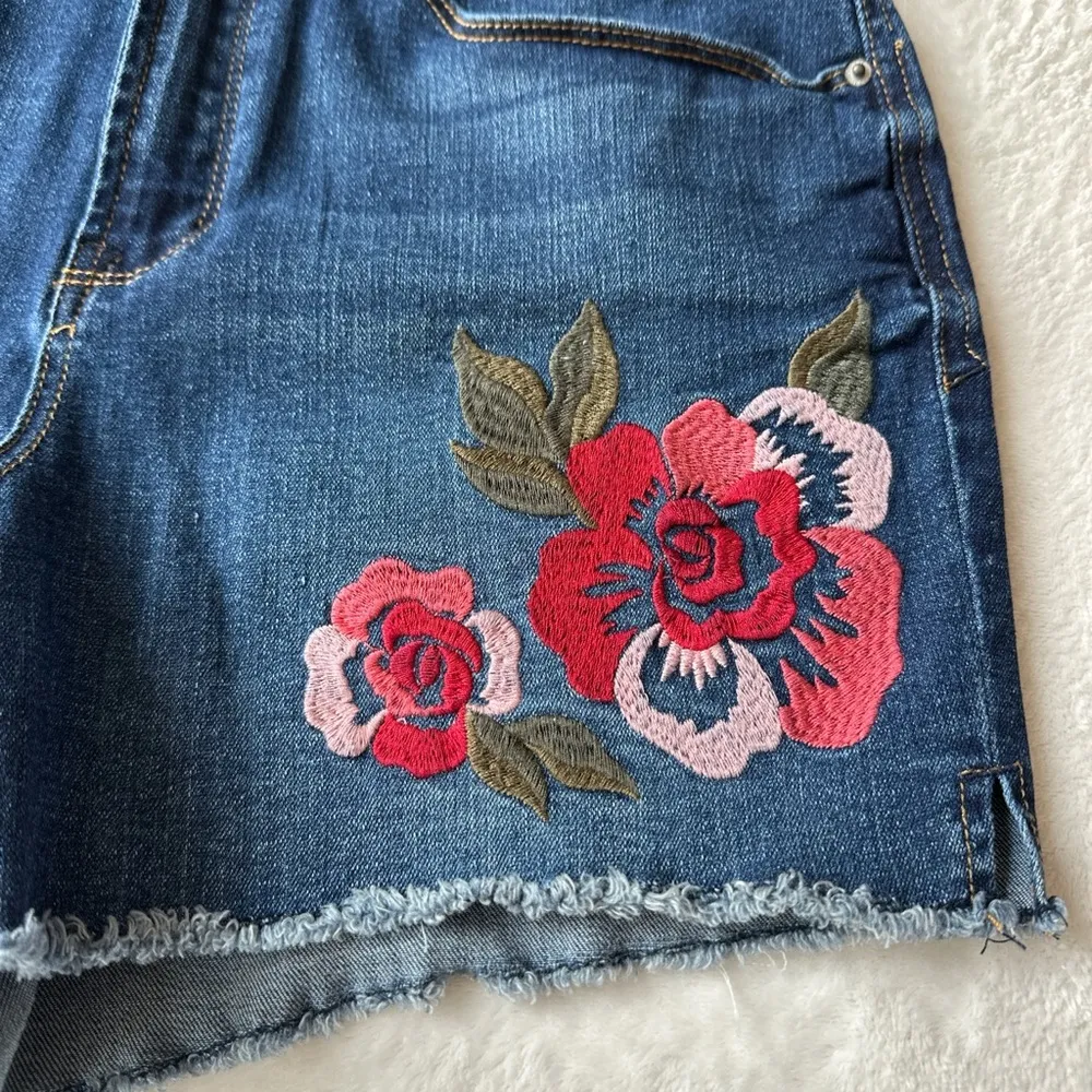 Kensie embroidered floral denim Jean shorts - Image 4