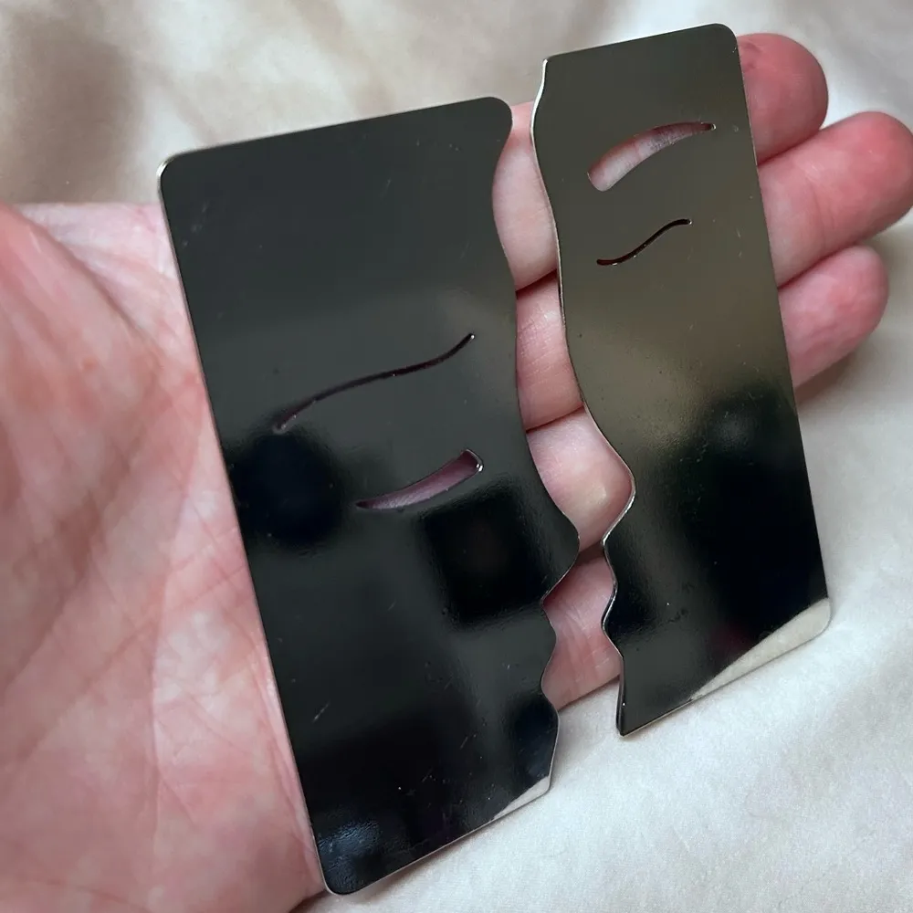 Couple Kiss Silver Earrings - Image 8