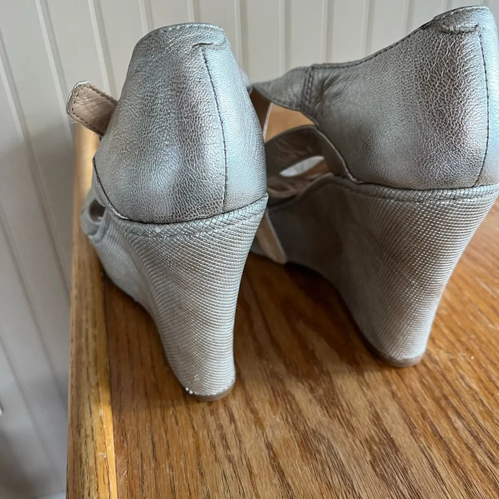 Born crown gold sandals Size 8 - Image 4