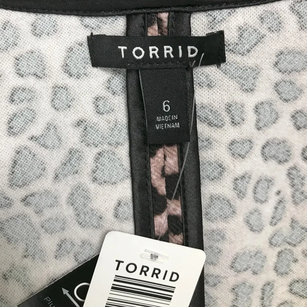 Torrid Leopard Print Crepe Open Front Blazer - New! - Size 30 (6) - Image 3