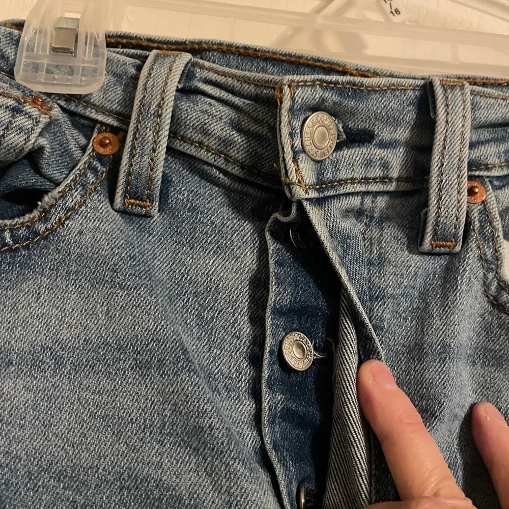 Levi’s Wedgie Straight Distress Button Up Raw Hem Denim Jeans Size 27 Light Wash - Image 6