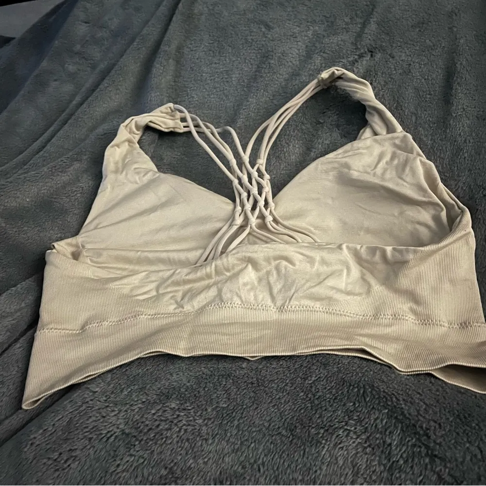 Pro-Fit Seamless Cross Back detail Sports Bra in cream / beige size xl - Image 2