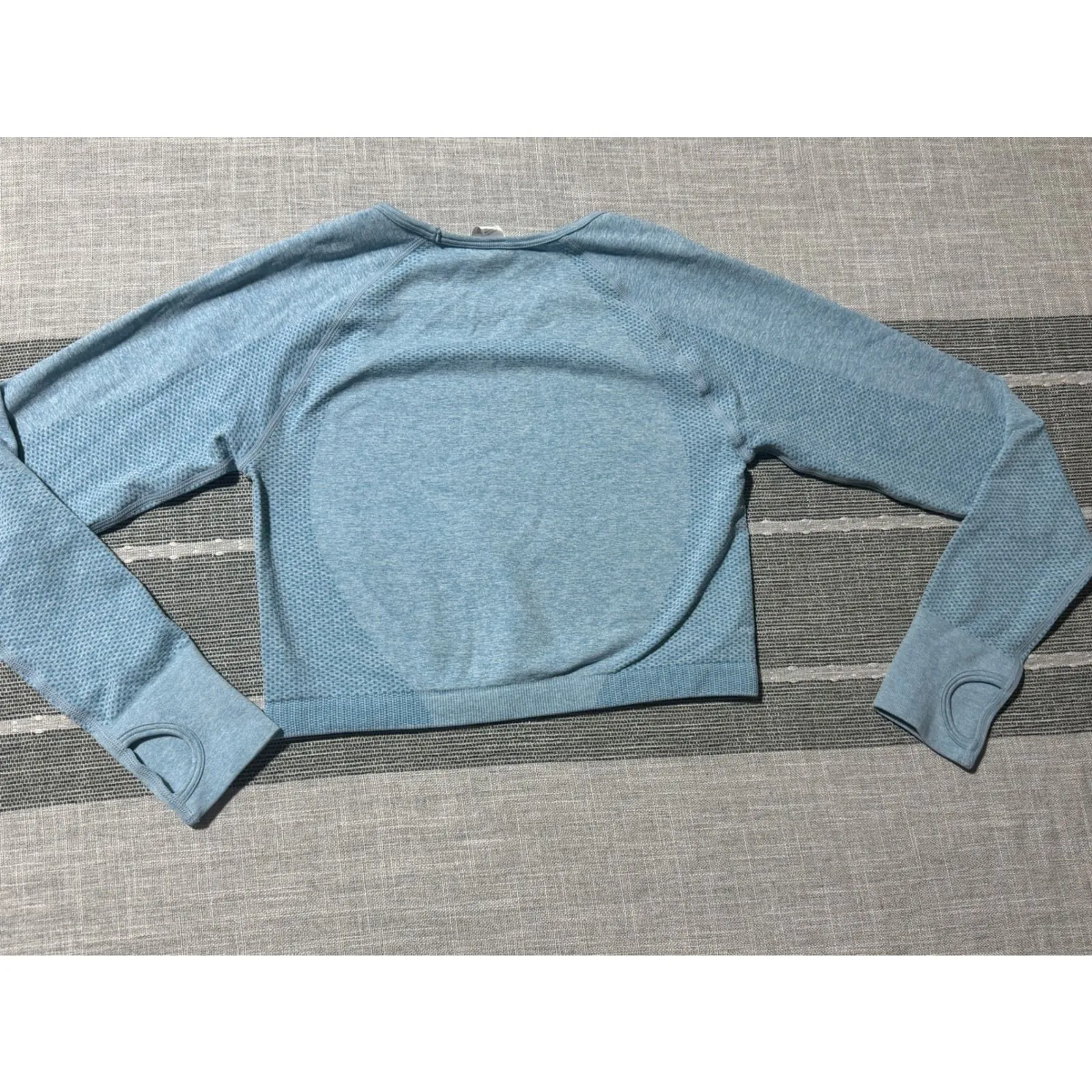 Athletic Long Sleeve Cropped Workout Top Blue Size M Seamless Knit Thumbholes - Image 5