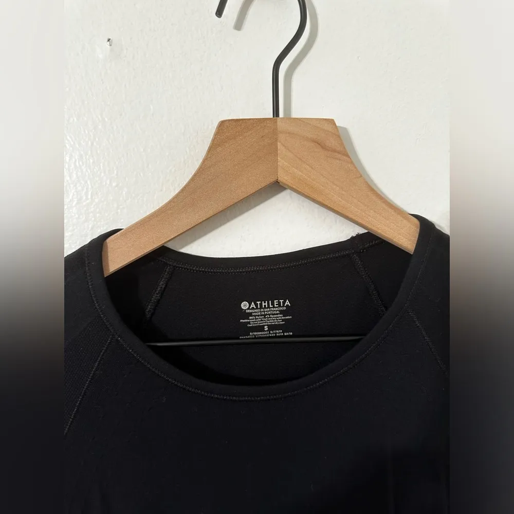 Athleta Women’s Speedlight Seamless Tee in Black Size Small Athletic top - Image 4