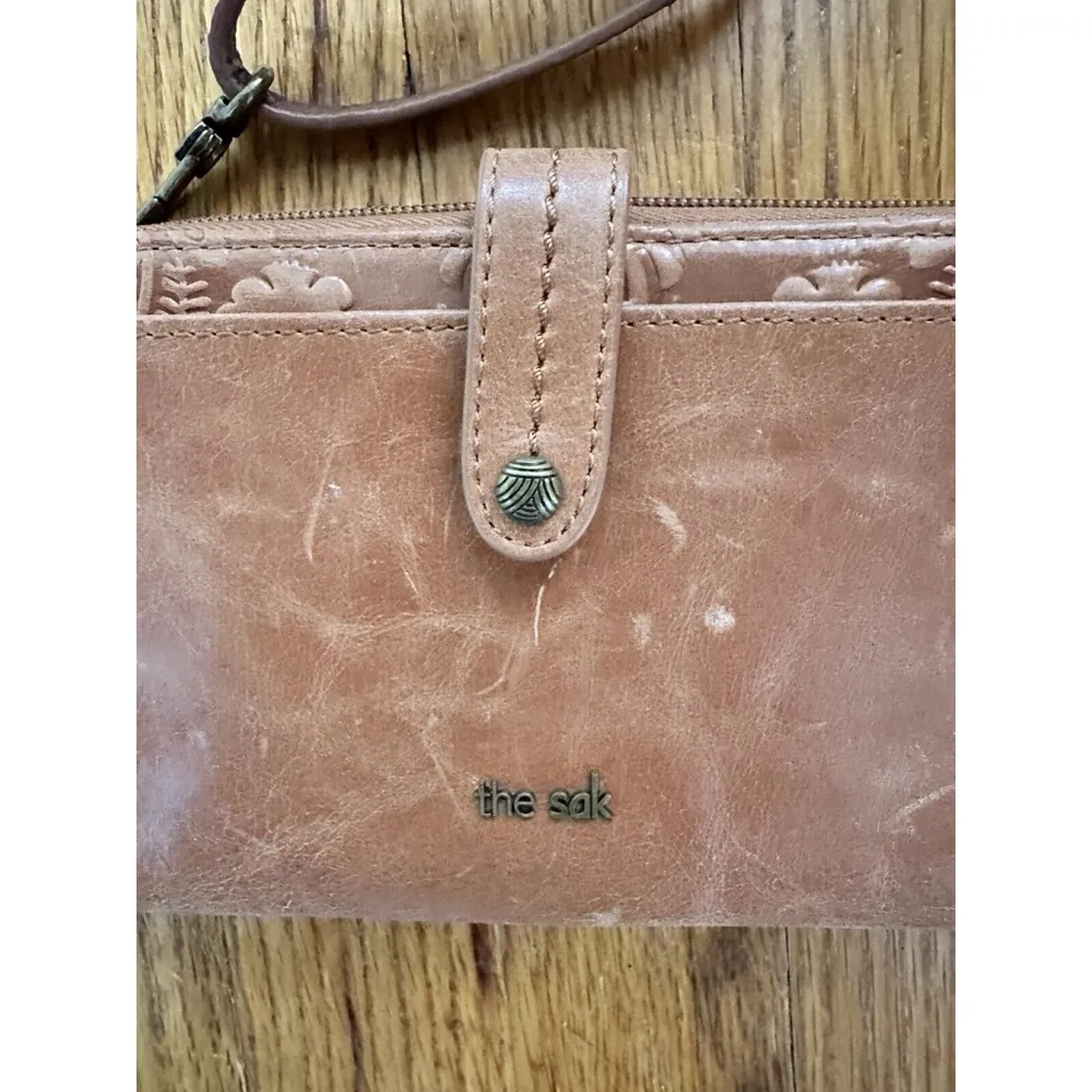 THE SAK Iris Tobacco Brown Flower Embossed Smartphone Crossbody Wristlet Wallet - Image 4