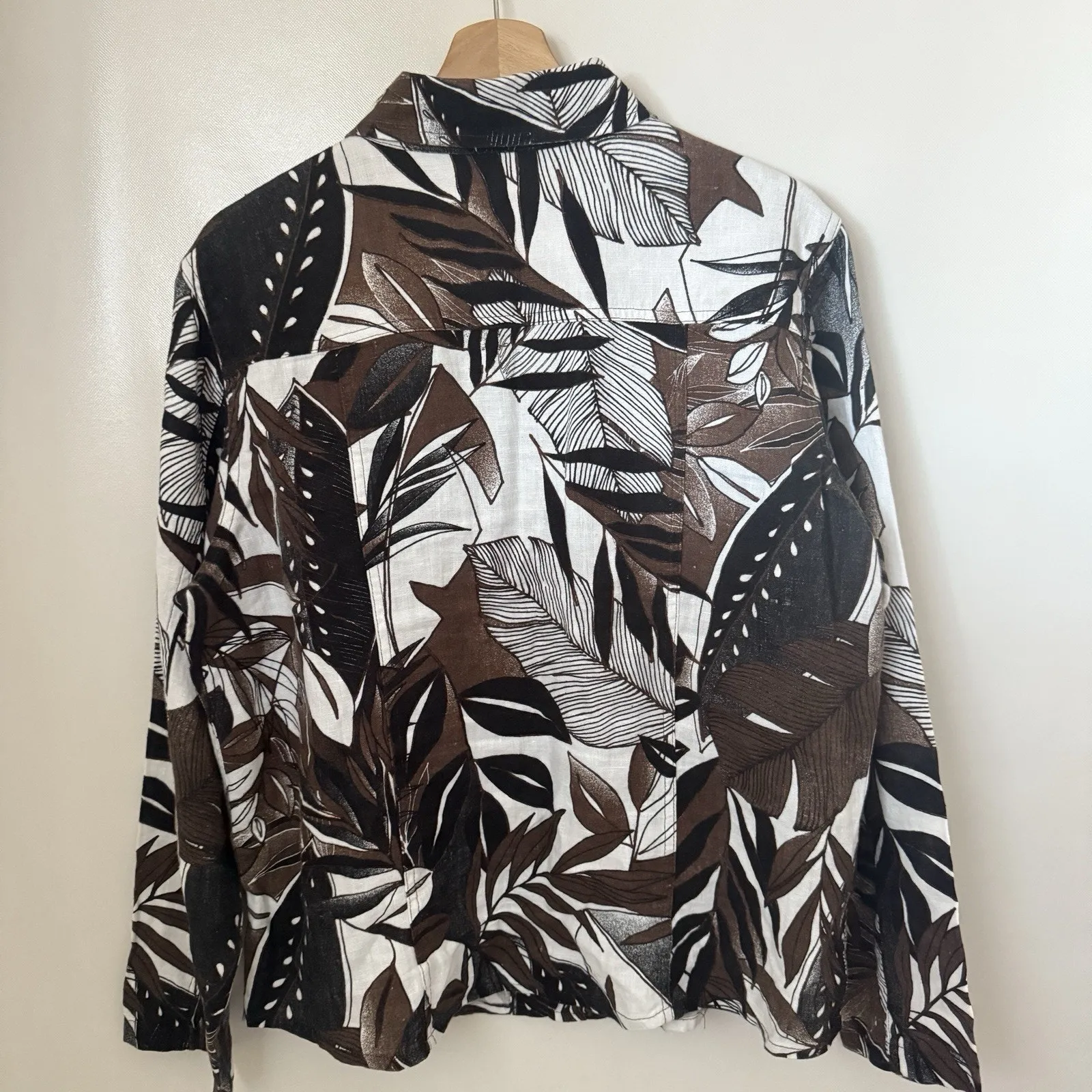 Chico’s Linen Tropical Brown Black White Pockets Buttoned Beachy jacket Large - Image 2