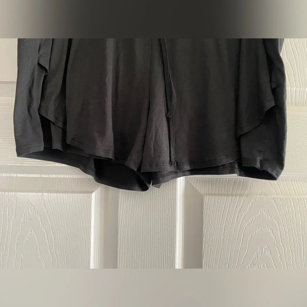 Vince Camuto Black Shorts Size X-Large - Image 2