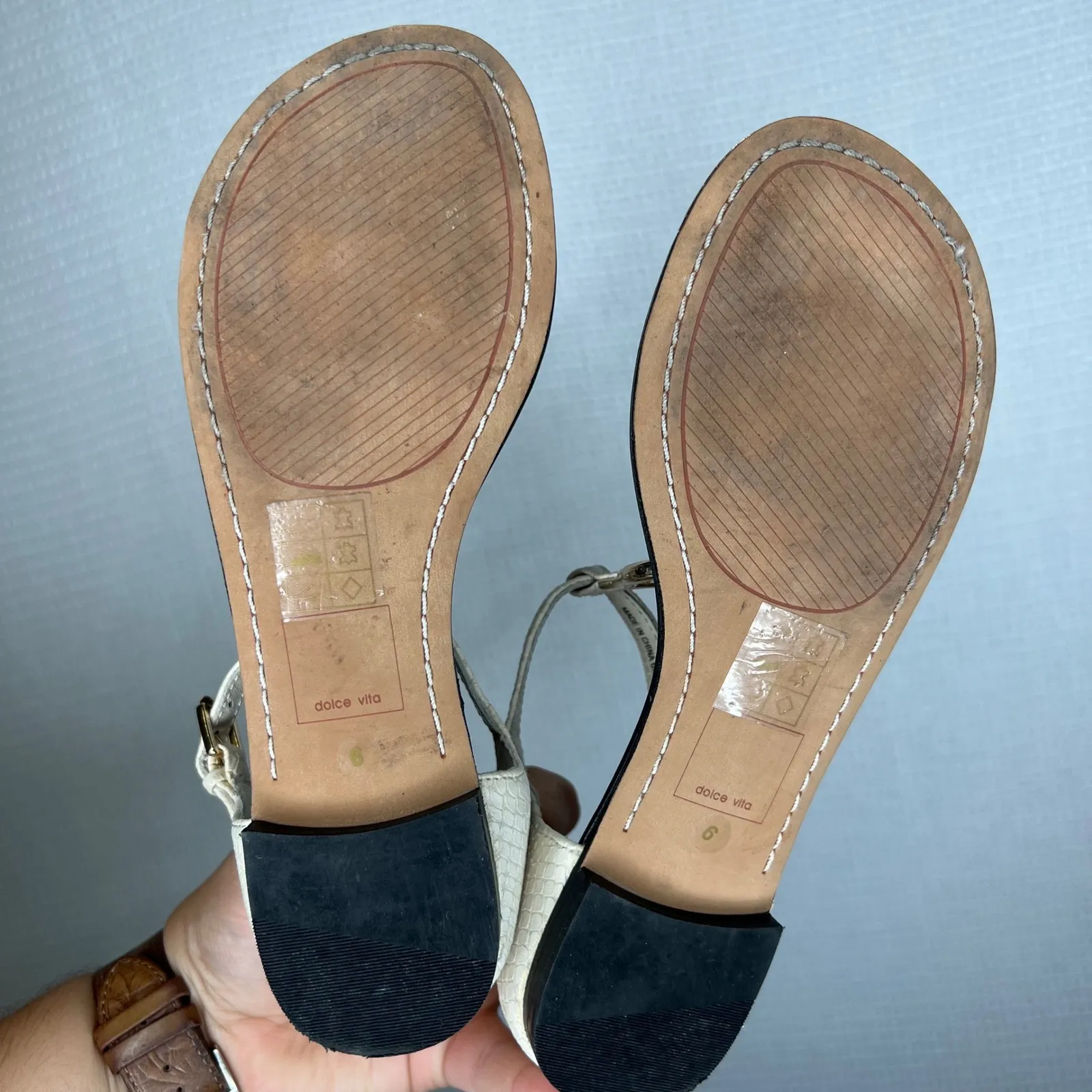 Dolce Vita Women's T Strap‎ Sandals Gold Toe Thong Shoes Size 6 Black - Image 5