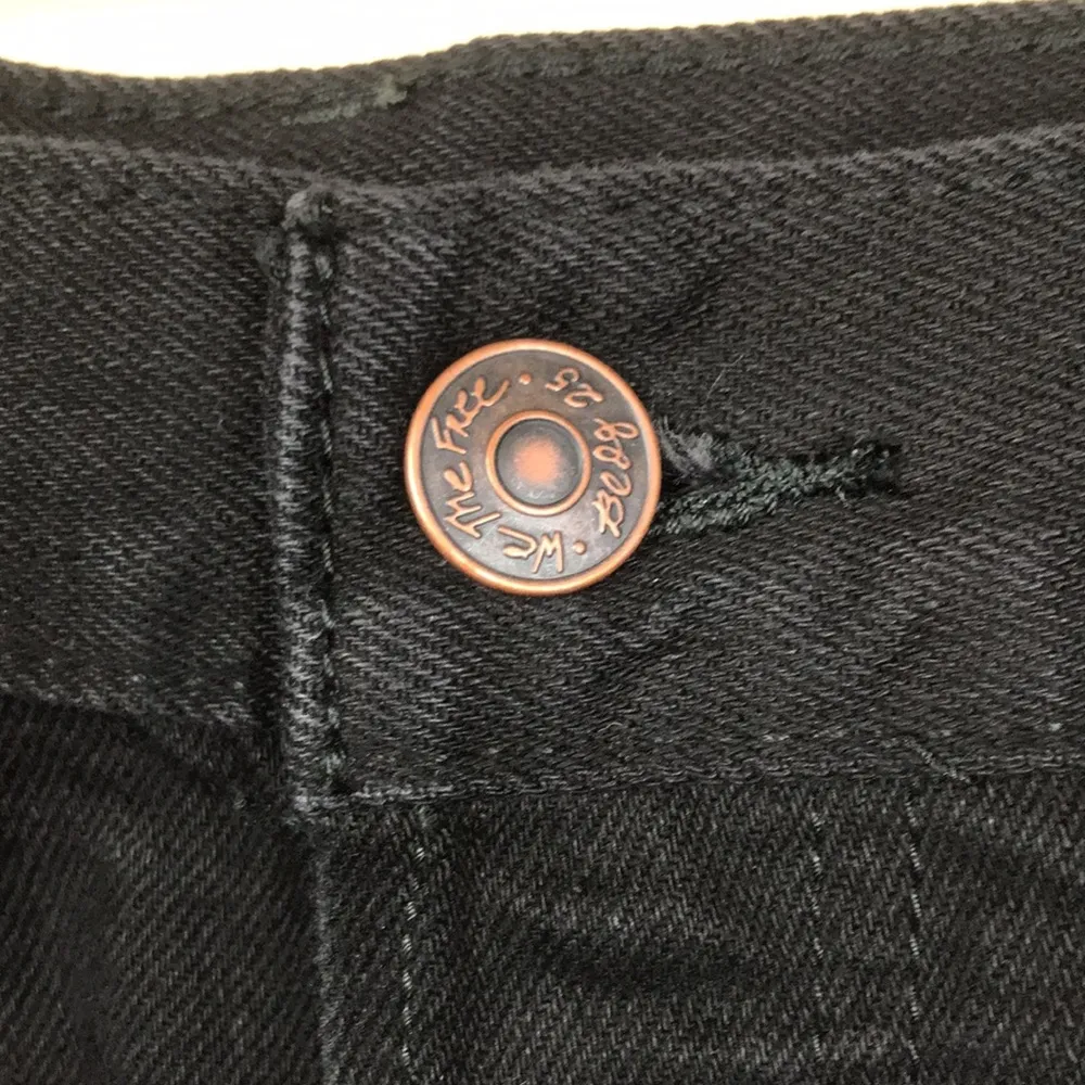 NWT We the Free Women’s Distressed Raw Hem Button-Up True Black Denim Shorts - Image 4