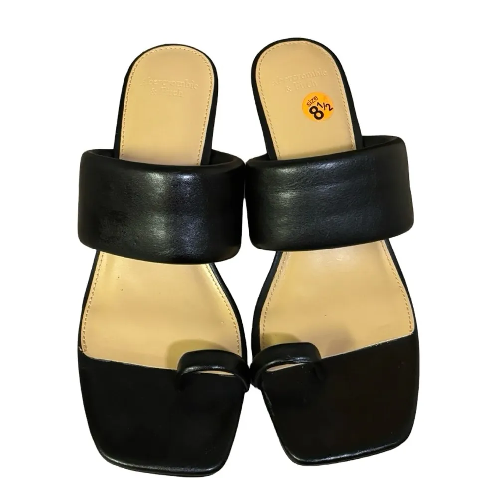 Abercrombie & Fitch black retro square toe heels cloud strap toe loop - Image 2