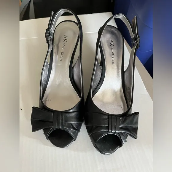 Anne Klein black leather bow heels - Image 2