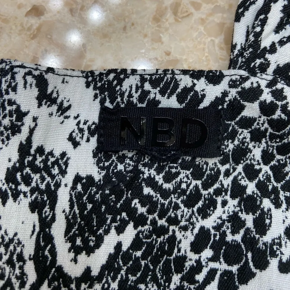 Revolve Jamie Top. Size XS. Black and white snake print - Image 8