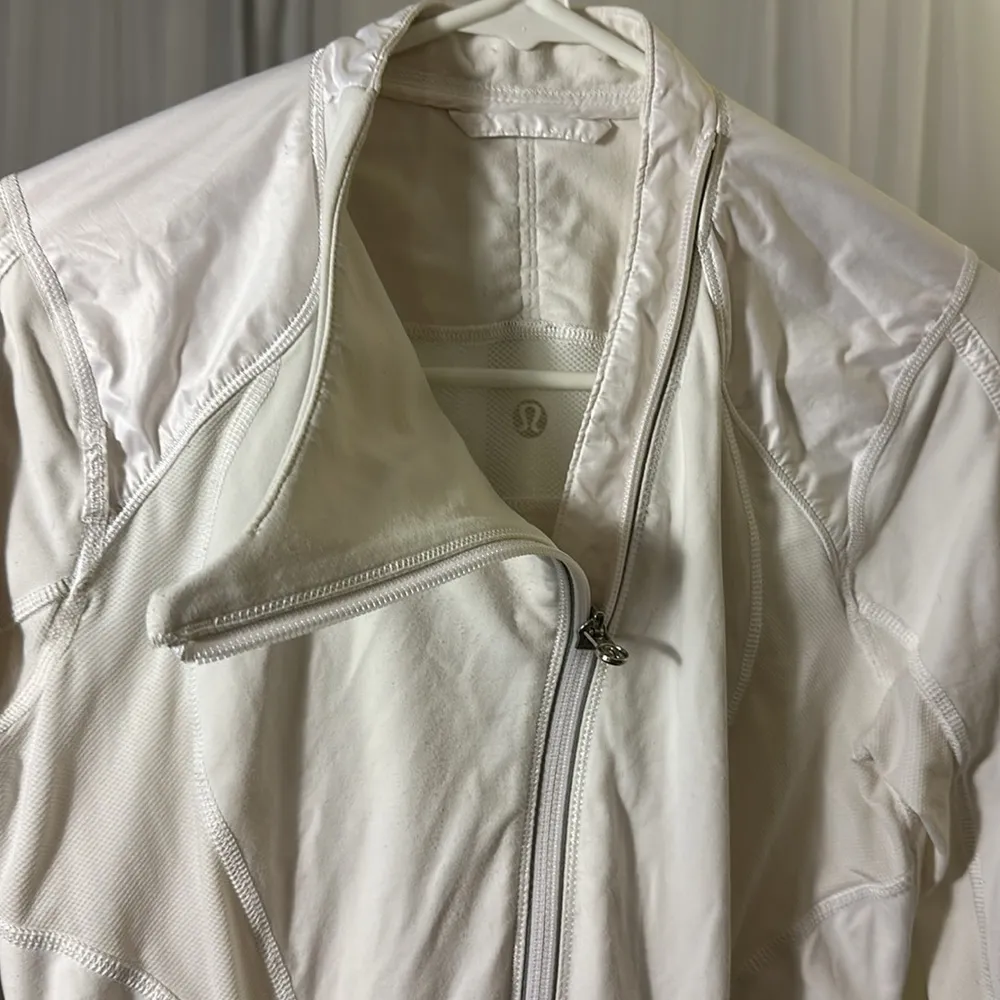 Lululemon breathable jacket white with asymmetrical zip collar to left size 6 - Image 2