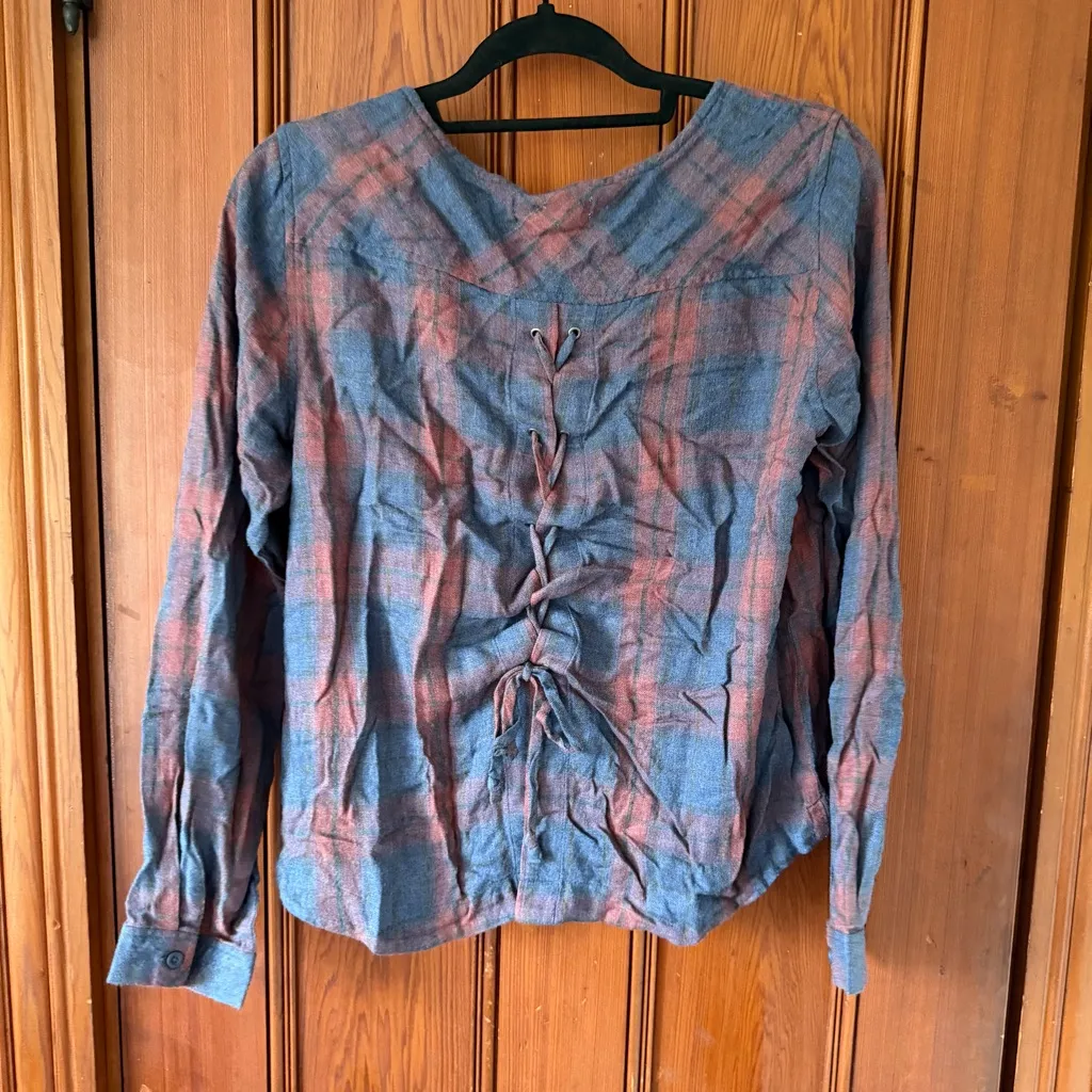 Cloth & Stone Blue Burnt Red Plaid Top Size Medium - Image 9