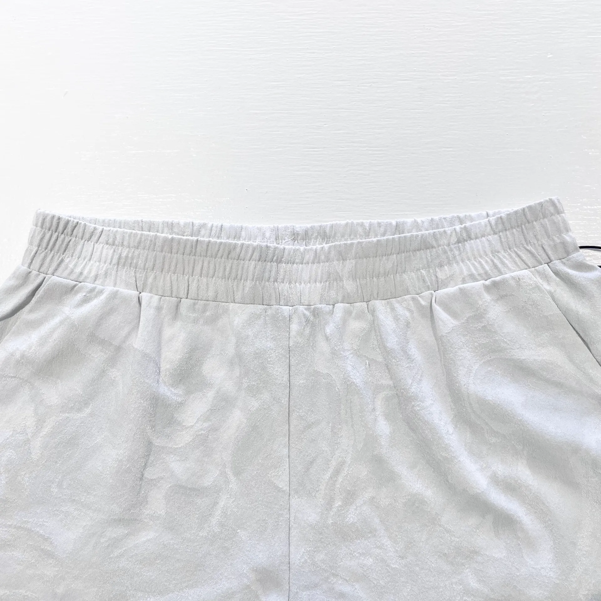 New Lanston Sport Curved Hem Shorts Grey Tonal Wavy Pattern Size Small - Image 3