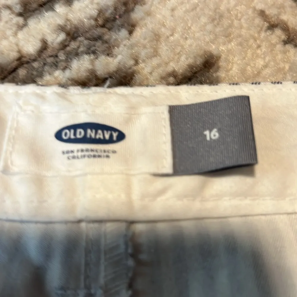 Old navy gray and white striped shorts. New. Pockets. Flat front. - Image 3