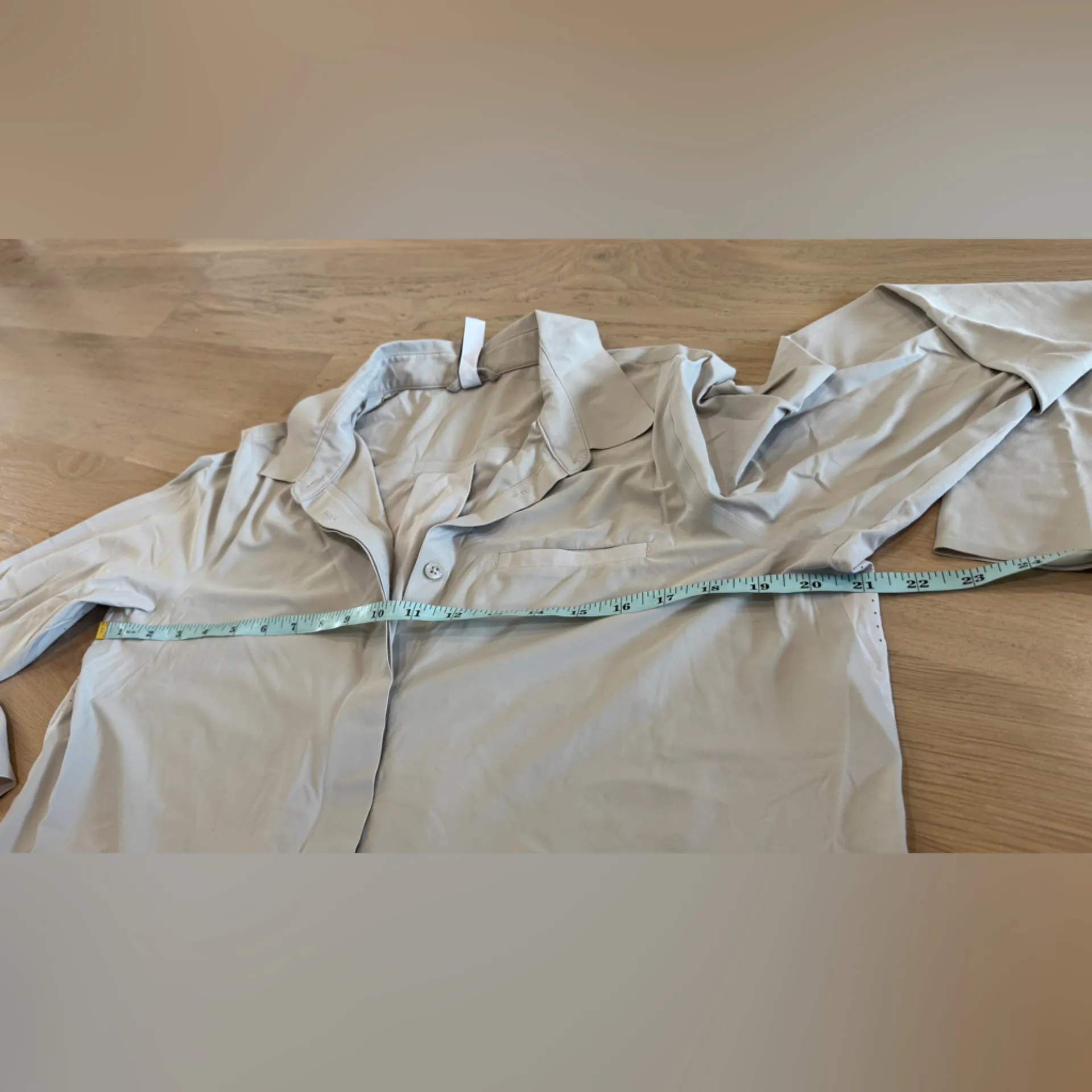 Athleta Urbanite button down long sleeve tan size medium - Image 11