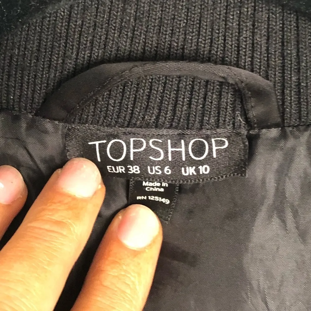 Women’s Black and Gold Topshop Bomber Puffer Jacket Size 6 / M - Image 8