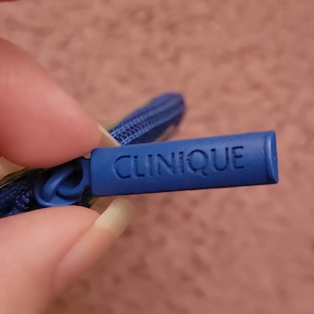 Clinique Zipper Pouch - Image 2