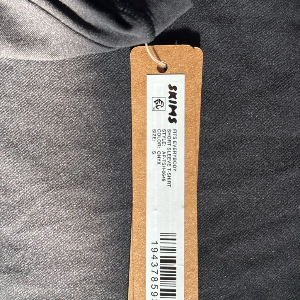 NWT Skims Fits Everybody Short Sleeve
T-Shirt w/ customized logo SMALL - Image 4