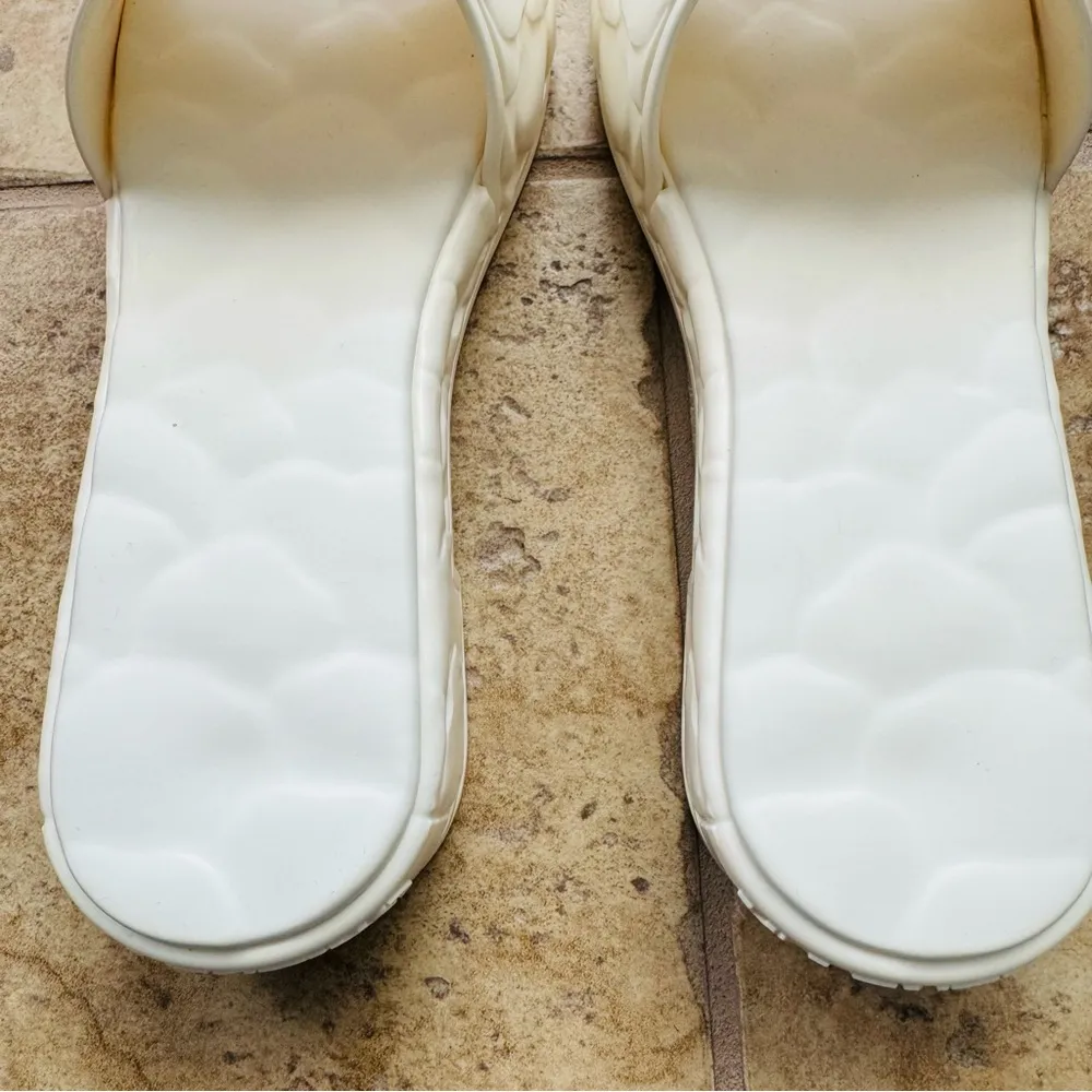 NWT  White Atelier Rubber Petal Slides Sandals Size 37 6-7 - Image 10