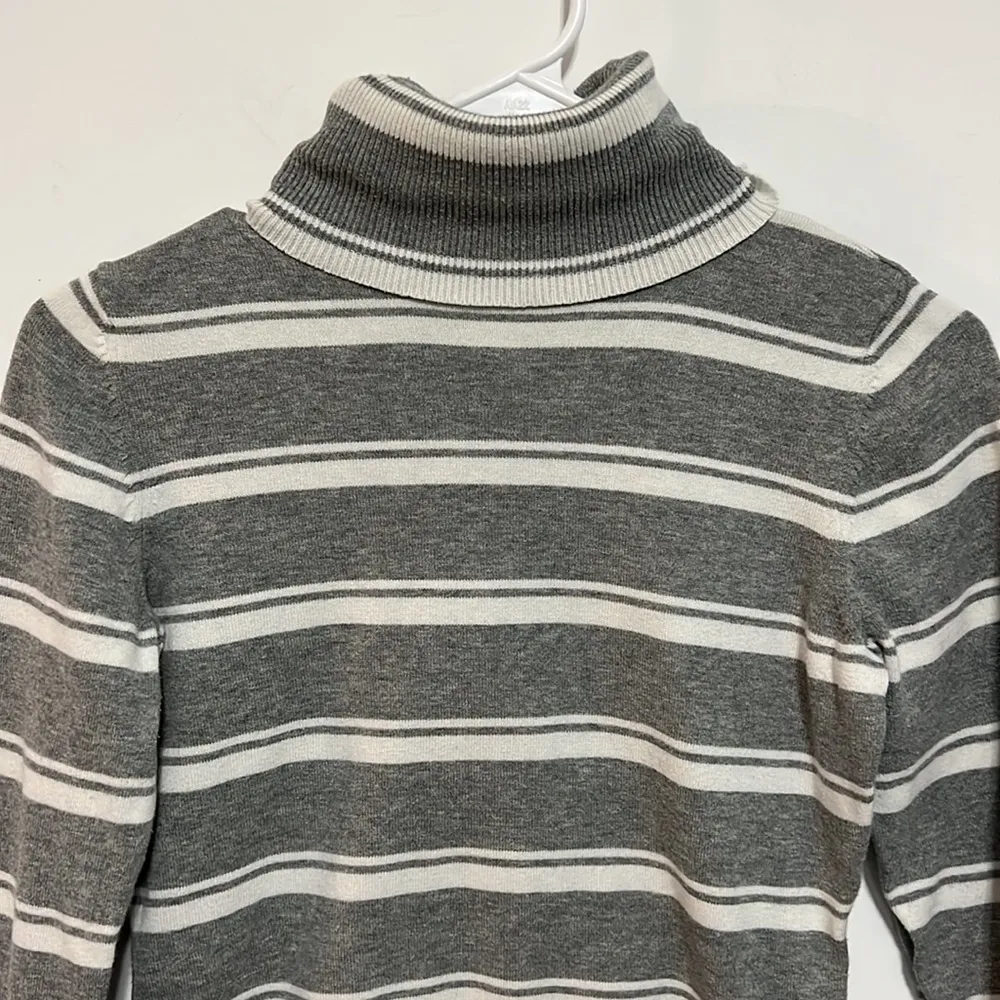 BANANA Republic Turtle Neck Long Sleeve Shirt Grey and White Striped Size Small - Image 2