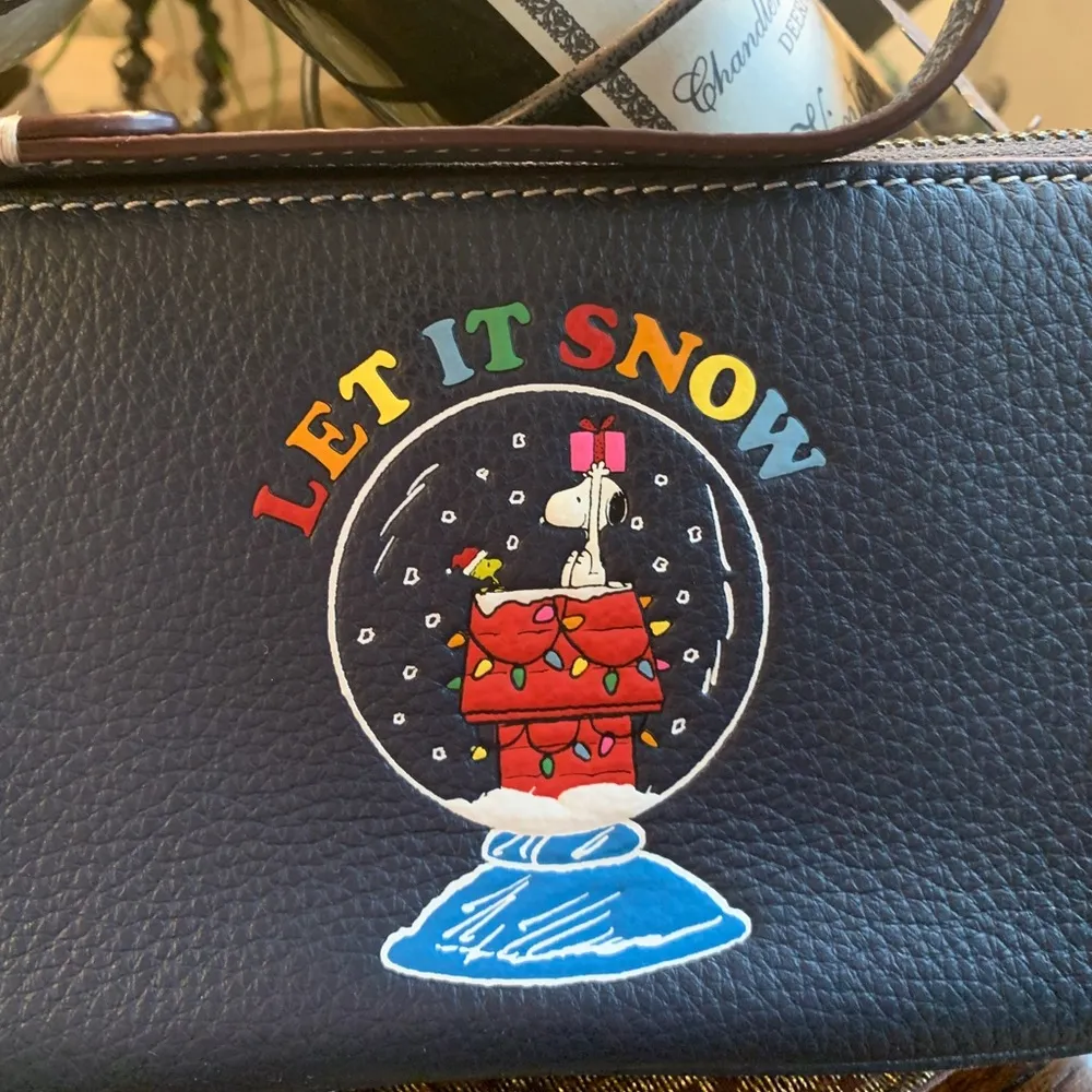 Authentic COACH Pebbled leather Peanut snoopy collection zip shoulder/wristlet - Image 7