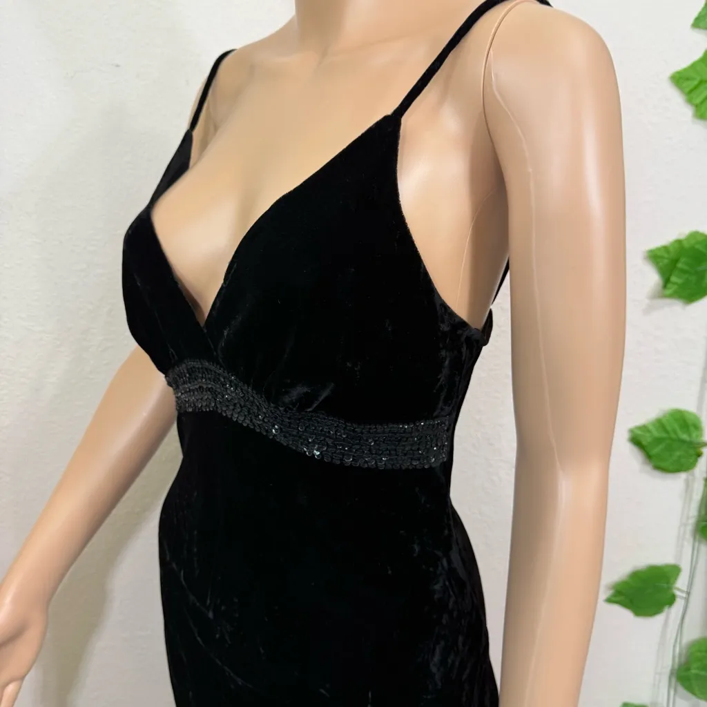 Elegant Black Velvet Top Express - Image 8