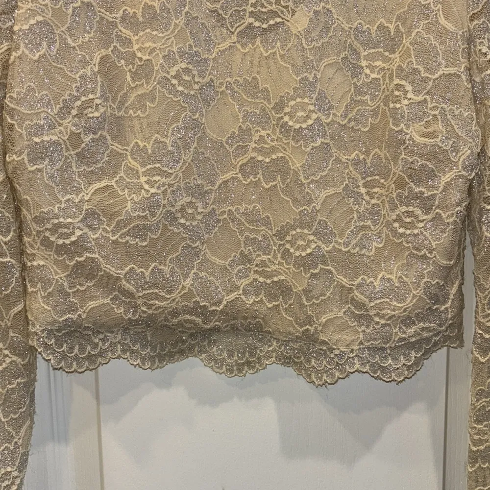 BeBe BRAND CREME LACE L/S TOP HAS BUILT IN LINING PRETTY AND VERSATILE MEDIUM - Image 4