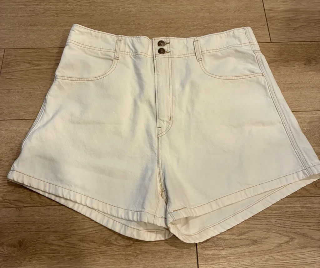 NWT Levi’s Women’s High Waisted Mom Shorts White Denim Size 33 - Image 1