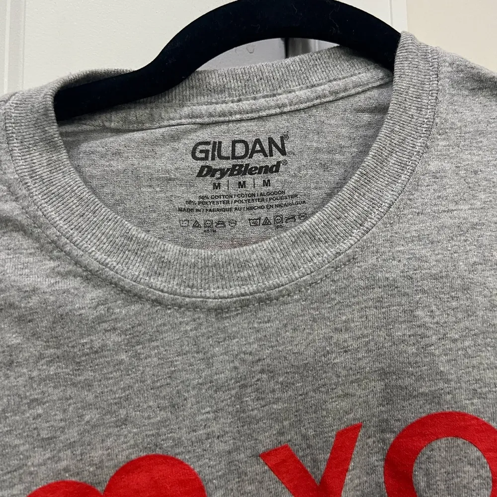 Gildan Gray Graphic T-Shirt Size Medium - Image 2
