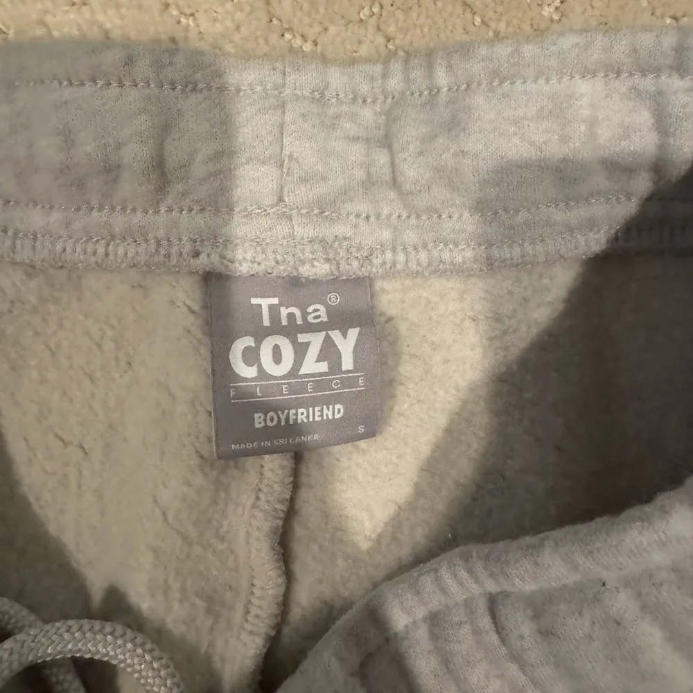 Women's Grey aritzia tna fleece boyfriend Shorts - Image 2