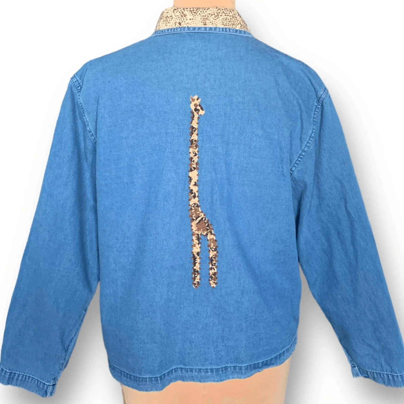 Vintage 90s Chambray Denim Shirt Jacket Giraffe Animal Beaded Safari Print Large Blue - Image 7