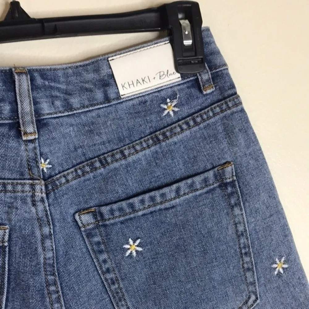 Khaki + blue ladies cut off denim shorts with daisies print size 28 - Image 8