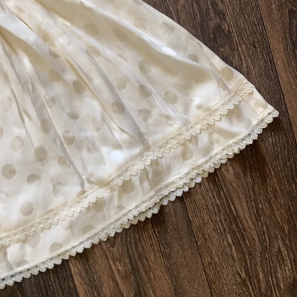 V-neck Polka Dot Pattern Alba Dress In White - Image 3