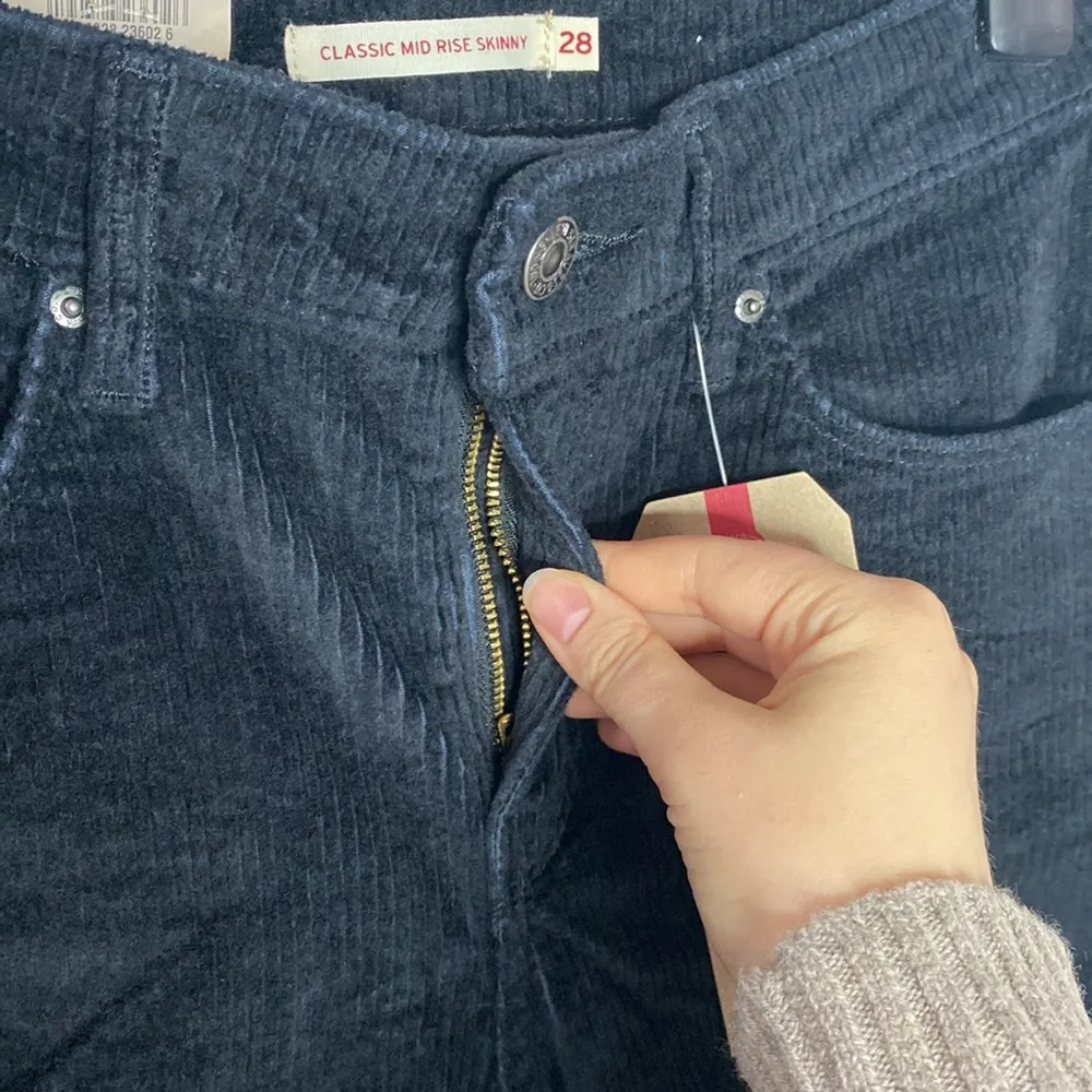 Levi’s black classic mid rise skinny wide wale corduroy jeans size 28 - Image 6