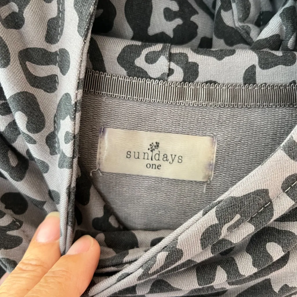 Sundays Sz M Grey Cropped Pullover Sweatshirt Hoodie Animal Print - Image 3