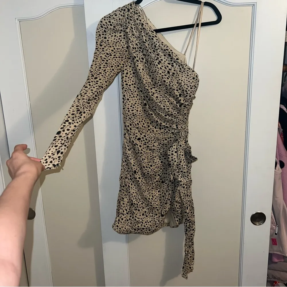 Ieena by Mac Dougal Leopard One Shoulder Bow Mini Dress Size: 0 - Image 3