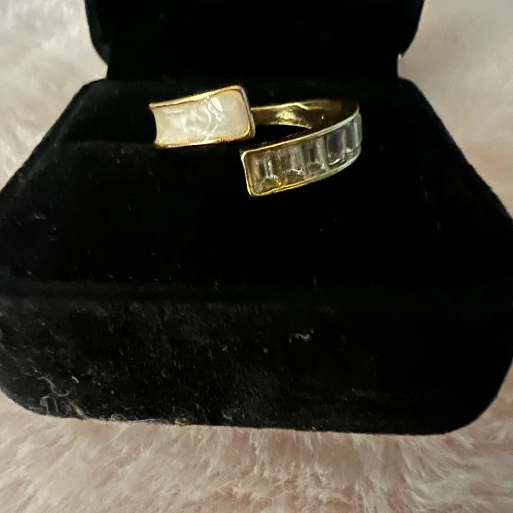 Gorgeous Ladies Golden Faux Gemstone Adjustable Statement Ring Size 7 - Image 2