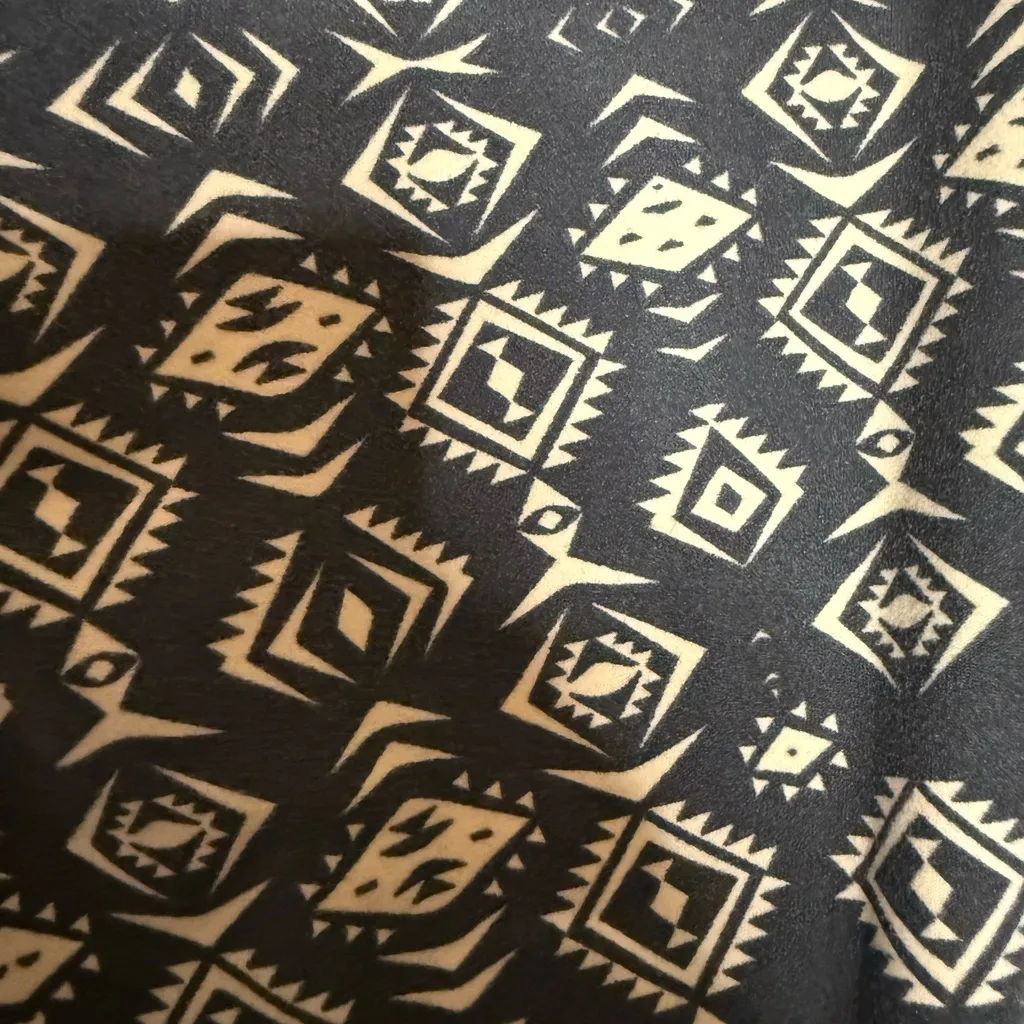 LuLaRoe Black and Cream Leggings with Intricate Pattern - Image 4