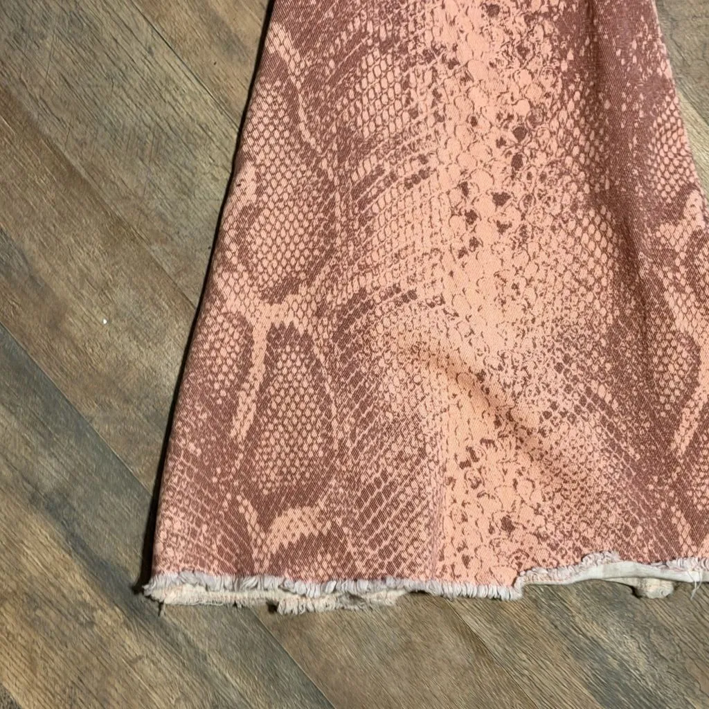 Peach Love California Pink Snake Print Flare Jeans size Small 4-6 32 inseam - Image 3