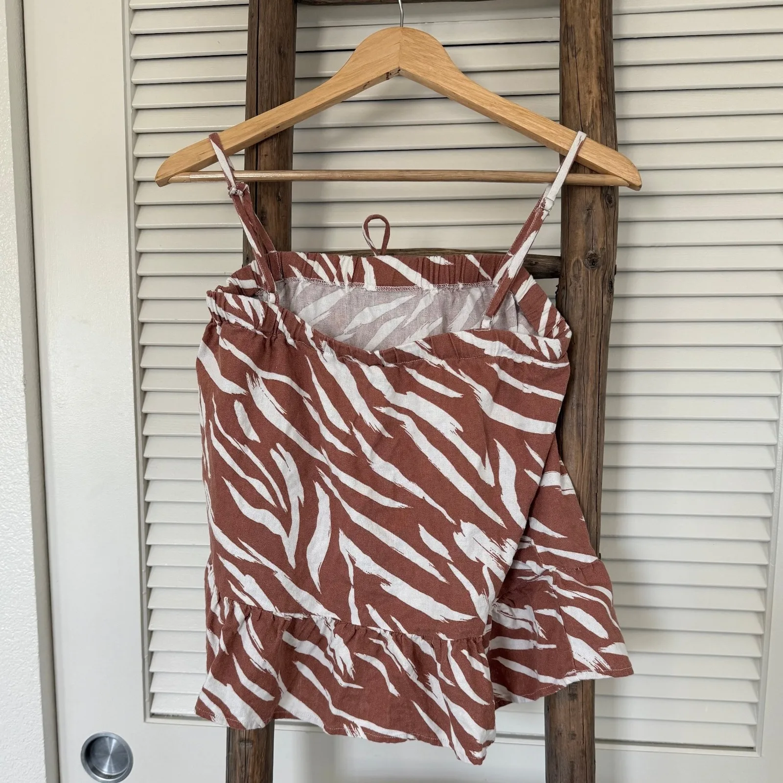 GILLI Zebra Print Cami Top Brown White Sleeveless Ruffle Hem Tie Front SIze S - Image 3