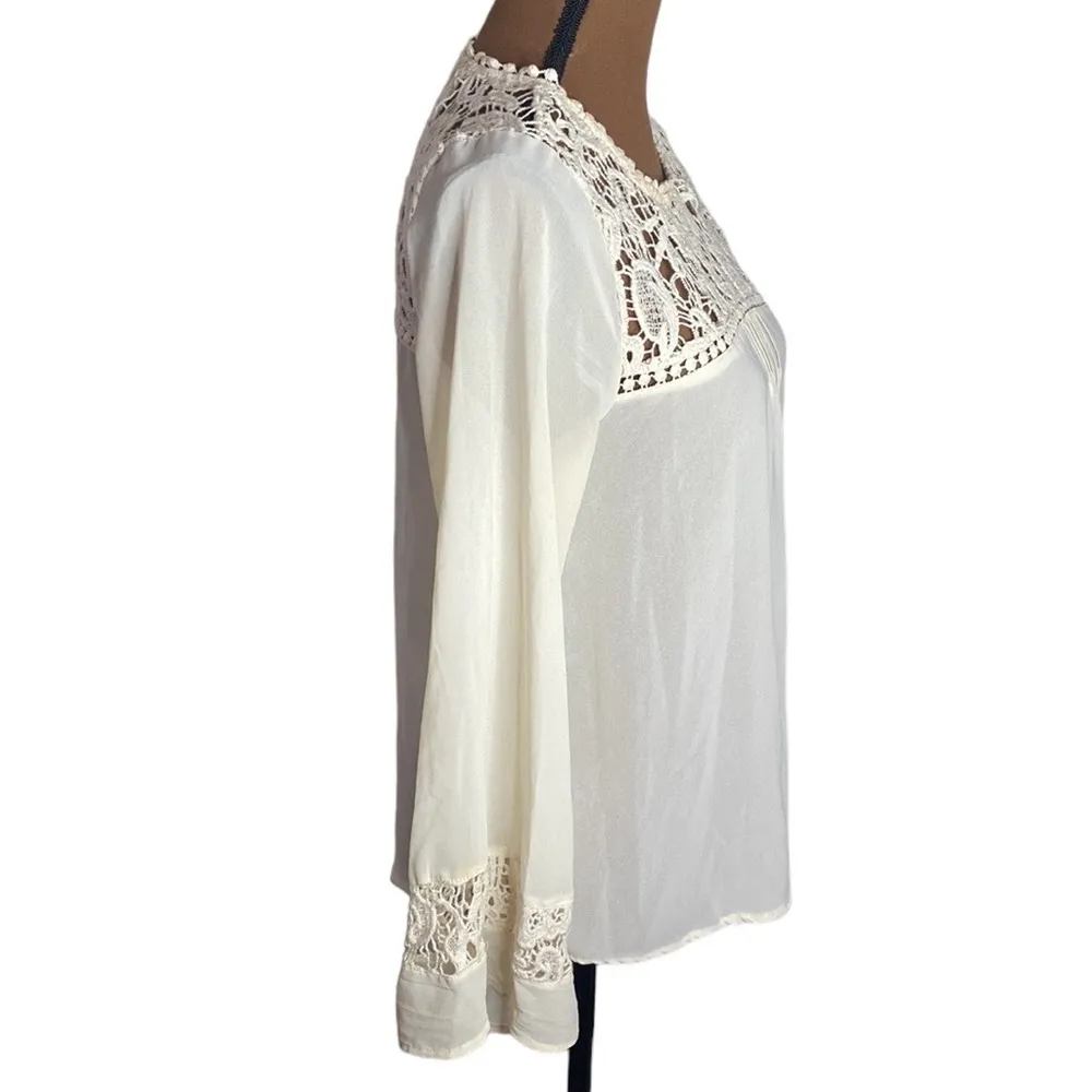 Paper Crane sheer crepe popover blouse with lace neckline and sleeve inset sz S - Image 3