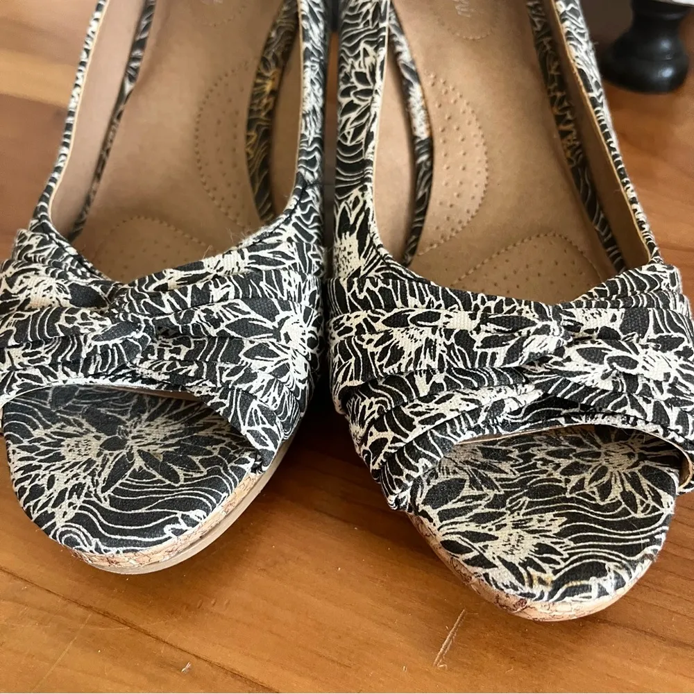 Dexflex Comfort Womens Black White Floral Canvas Peep Toe Cork‎ Wedges Size 7 W - Image 6